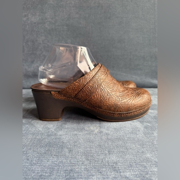 Crocs Womens Sara Brown Tooled Mule Slip On Clogs SZ 8 Embossed Floral Comfort - Picture 1 of 10